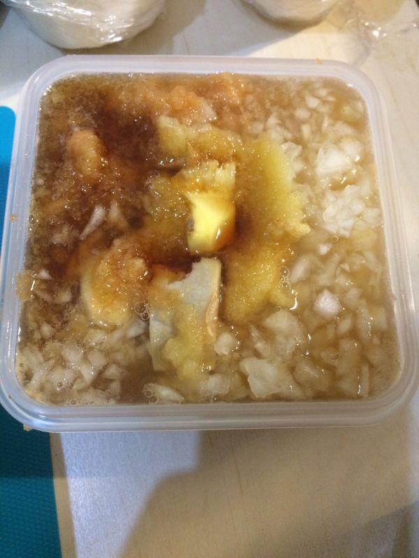 洋蔥切小丁，蘋果、水梨、蒜頭、薑磨成泥。加入魚露菜6大匙。