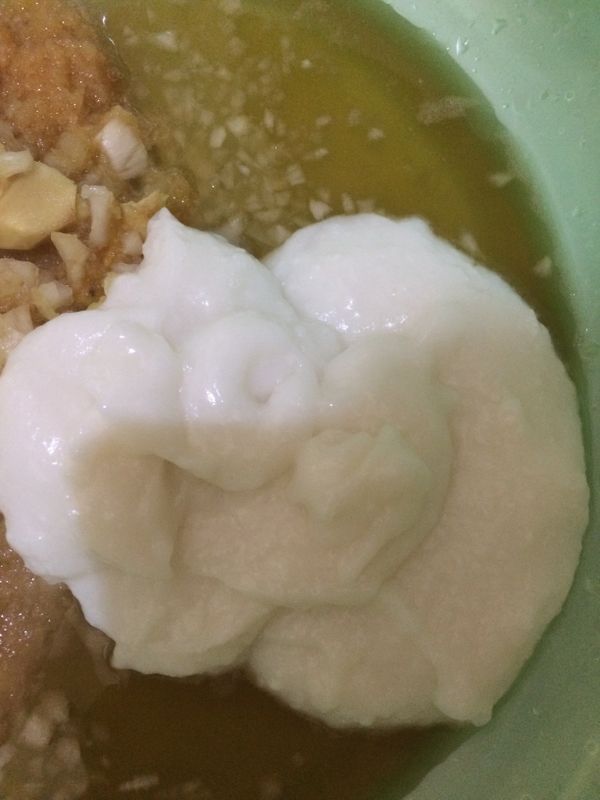 以35克糯米粉兑175克滾水和勻。
加入辣椒粉拌勻。