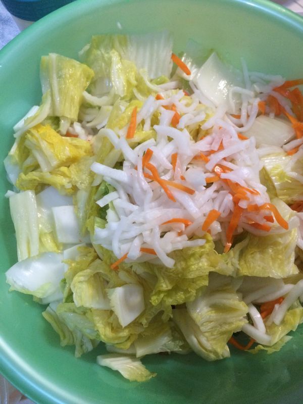 因罐子不夠大，所以將白菜切成可入口大小，加入所有材料拌勻。