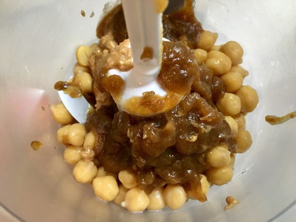 鷹嘴豆瀝乾水份，加入所有材料(除了巧克力碎片)到食物調理機，鷹嘴豆攪碎與其它食材混合，最後再拌入巧克力碎片即可。