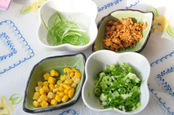 備料:三星蔥分別切成蔥花與刨絲(泡水)、少許的玉米粒、素香鬆