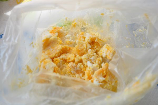 先把鹹鴨蛋去殼後放入塑膠袋搓柔，讓蛋白與蛋黃充分混合