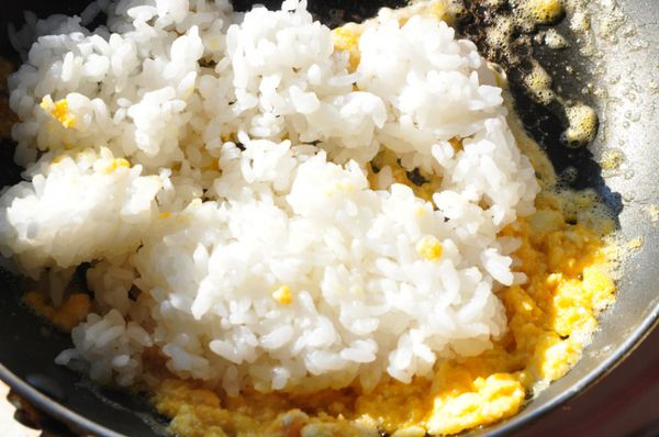 再把米飯下鍋均勻拌炒