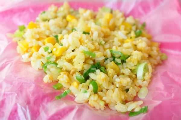 利用乾淨得棉布套上塑膠袋包覆，鋪上金沙炒飯