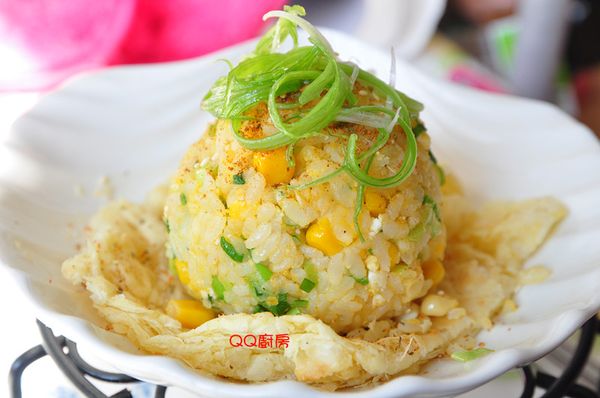 然後灑上鄉村田園風味鹽及放上蔥絲，就完成一個別具美觀又味美的【金沙翠玉飯糰】~
利用奶油及鹹蛋炒飯，香氣逼人，再加入少許的食材及三星蔥香當內餡，最後再用酥皮來包覆飯糰，不但有層層不同的口感，外型的金黃更是富貴討喜喔!