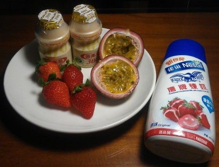 將食材: 草莓及百香果外皮洗淨