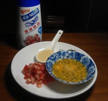 草莓切丁, 百香果切半取出酸甜的果肉