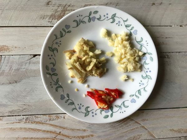 薑切薑末,蒜切蒜末,辣椒切小圈