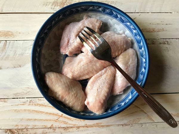 雞翅洗淨用叉子搓些小洞
