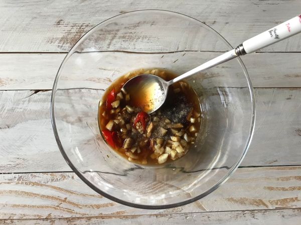 把薑末、蒜末、辣椒和米酒、醬油、胡椒粉放進大碗裡,拌勻