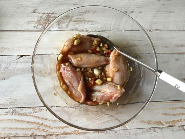 雞翅放進醃制約2~3小時