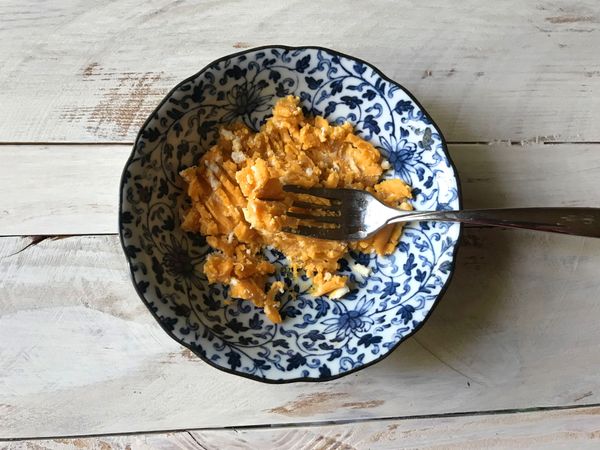 鹹蛋黃用叉子壓碎