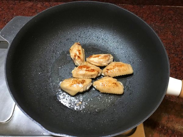 中間要不停翻面,兩面煎焦香,盛盤備用