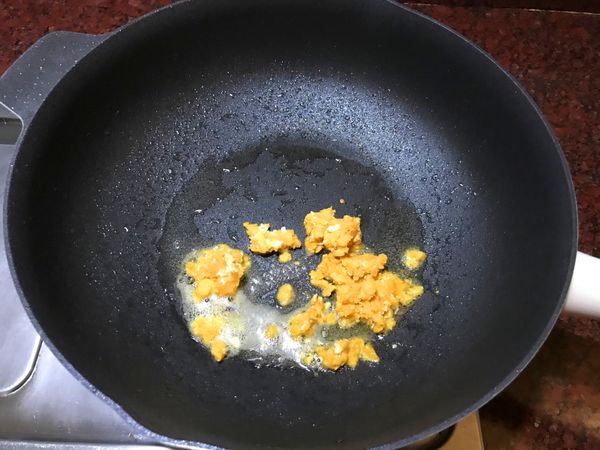 放入鹹蛋黃拌炒