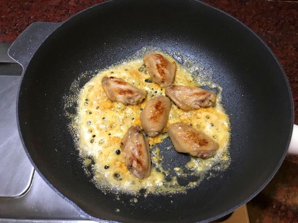 炒至起泡,放入雞翅用小火翻炒