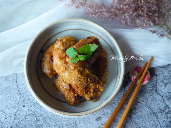 雞翅兩面都要均勻裹上鹹蛋黃就可出鍋