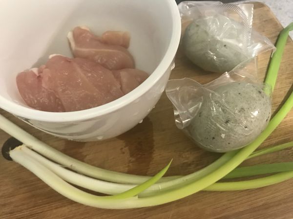 起水鍋，煮皮蛋5分鐘。
備料：將肉切末加入鹽抓鹽10分鐘。
蔥切花薑切絲