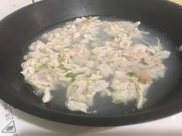 將米洗淨，加入薑絲、1顆切塊皮蛋及稍微燙熟的肉末，選擇煮粥模式。