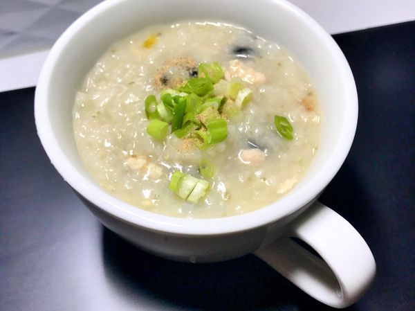 煮粥完成後加入剩餘皮蛋悶10分鐘，完成明日便當。