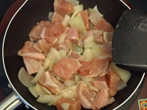 洋蔥跟雞肉一起炒熟
