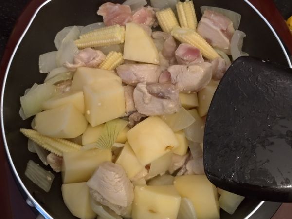 將其他材料一起放入拌炒一下