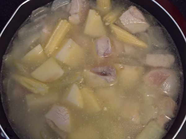 加水淹過材料，煮至馬鈴薯軟熟