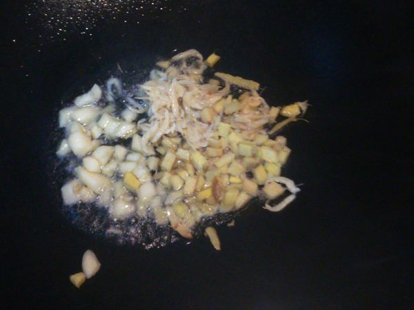 開火，加入沙拉油加熱後，加入蒜片，薑末，鹹蝦皮