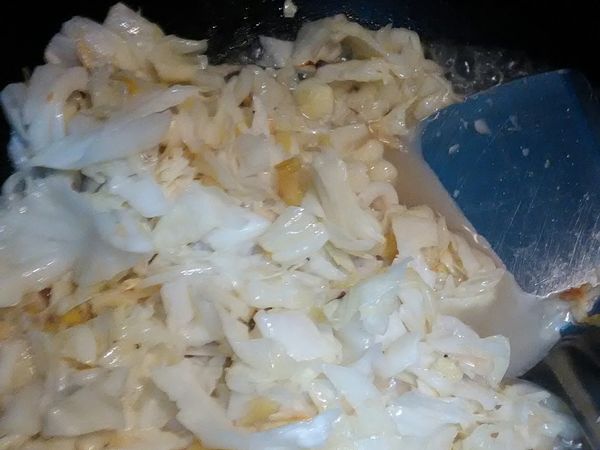 再加入高麗菜拌炒，加入鮮味炒手，高麗菜會生水，依情況加入水悶熱