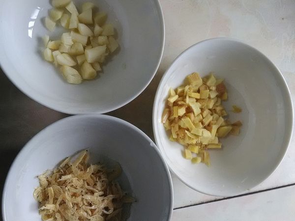 準備薑末，蒜片，鹹蝦皮