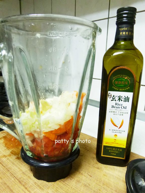 洋蔥、番茄、紅蘿蔔、大蒜去皮洗淨切小塊，放入果汁機內，再倒入水150c.c.、健康廚房玄米油1小匙一起攪打至碎泥狀。