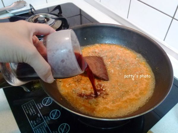 加已醒過的紅酒。如果不辦法欣賞紅酒的單寧味，那醒酒的時間就拉長一點，通常以15分鐘到1小時為佳，過久則會失去紅酒風味。