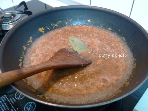 加月桂葉。月桂葉通常為方便食用，盛盤後會被挑起來，但為表現盡心盡力的再煮這道菜，就留著吧！