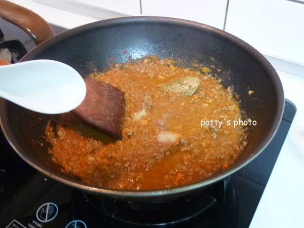 當湯汁收至一半，加鹽調味。