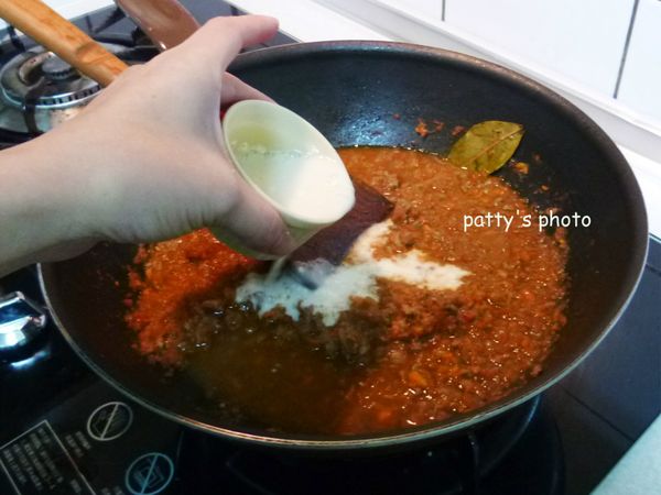 麵粉加適量的水調勻，倒入鍋內，翻炒一下。