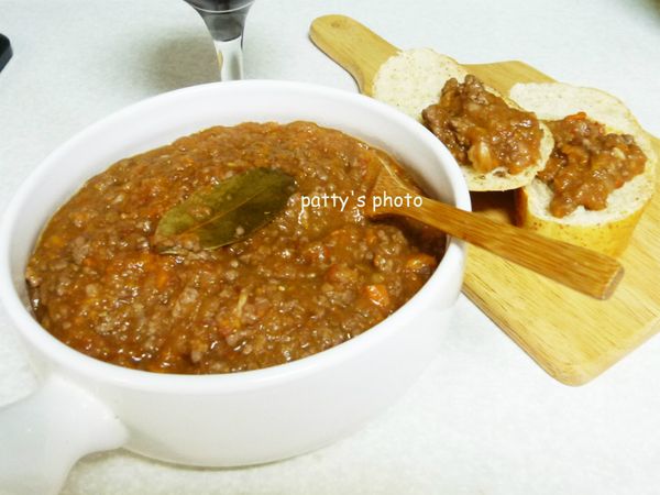 當汁呈濃稠狀就可盛盤，很適合搭配麵包吃。紅酒開了，記得倒杯喝，嗯，未成年請勿喝酒。