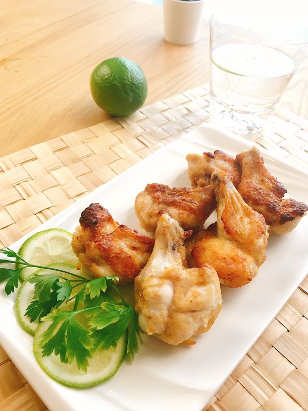 將翅小腿平放於烤架上，放入水波爐上層，設定「酥炸翅小腿」行程，約15分鐘就完成囉。