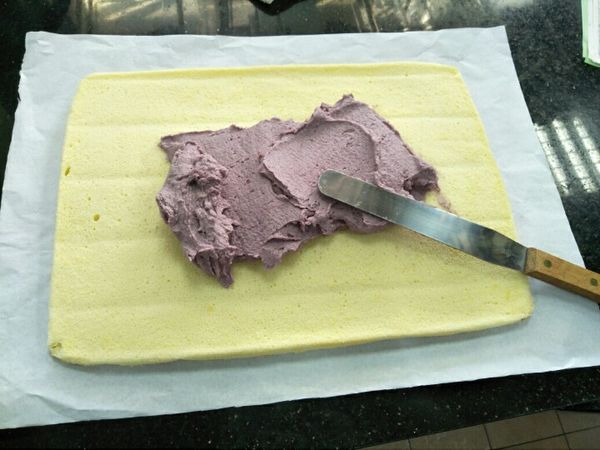 抹上芋泥餡捲起，冰入冰箱1小時，取出切片完成
（圖片這張是之前做原味蛋糕體拍的，餡是紫地瓜餡）