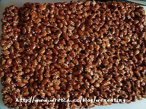 熄火加白芝麻拌勻(可省略)，烤盤抹油(我墊烘焙布)。炒好的花生倒出，用刮刀稍微抹平，靜置幾分鐘讓他冷一下，倒扣切塊。