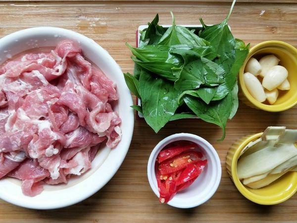 薑切片、蒜頭去蒂去皮、辣椒切段。九層塔摘好，洗淨瀝乾水份。