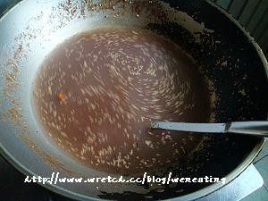 趁靜置的時候趕快把炒鍋加水，然後開火讓糖溶到水裡，不然鍋子冷了以後，黏在上面的糖很難清洗。