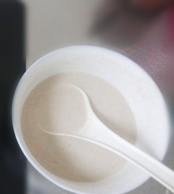 面粉中间挖一个洞，倒入牛奶蛋液，边加边搅拌，搅拌均匀，成面糊，包保鲜膜冷藏静置30分钟；