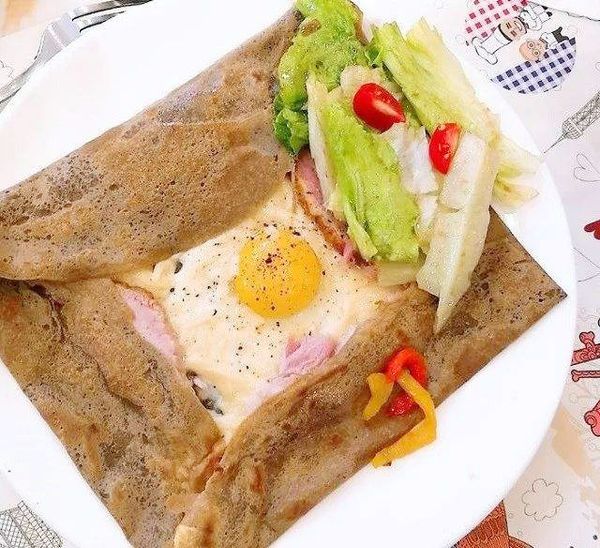 盖上锅盖等芝士融化、鸡蛋加热到你喜欢的熟度即可；