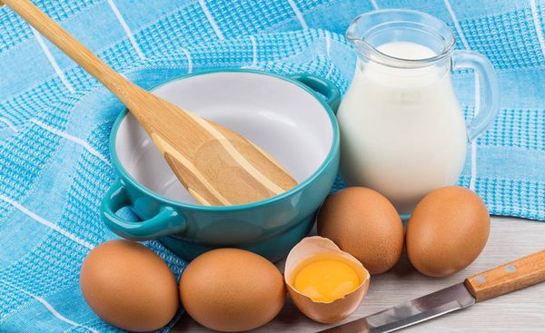 牛奶中加入鸡蛋，搅拌均匀；