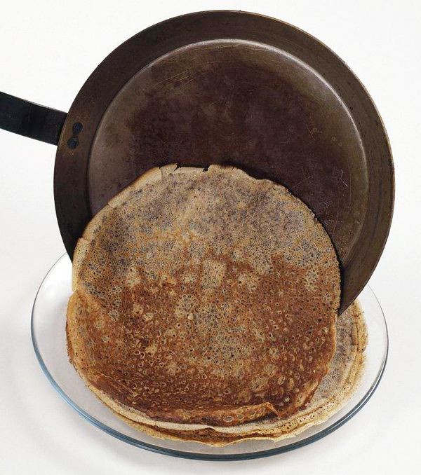 平底锅擦一点油，舀一勺面糊到锅中，握住锅柄手腕转圈让面糊均匀平铺在锅底，（火不宜太大不然薄饼容易糊，面糊不要舀太多，饼太厚不容易熟）；