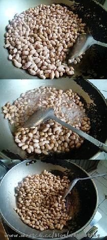 下瀝乾的花生，一開始用大火翻炒，炒約2-3分鐘後轉中小火繼續拌炒。