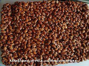 炒好的花生倒出，用刮刀稍微抹平，靜置幾分鐘讓他冷一下，倒扣切塊。