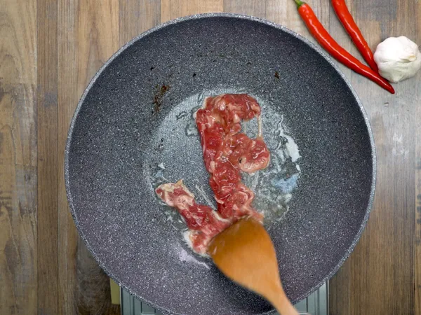 原鍋下油，放入牛肉片，大火快炒至8分熟，即可取出。