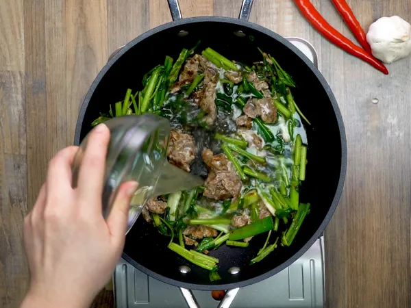 倒入高湯、老抽、沙茶、魚露、鹽、糖，炒勻。
（如果喜歡濃綢的口感，最後可加入些許太白粉水勾芡）