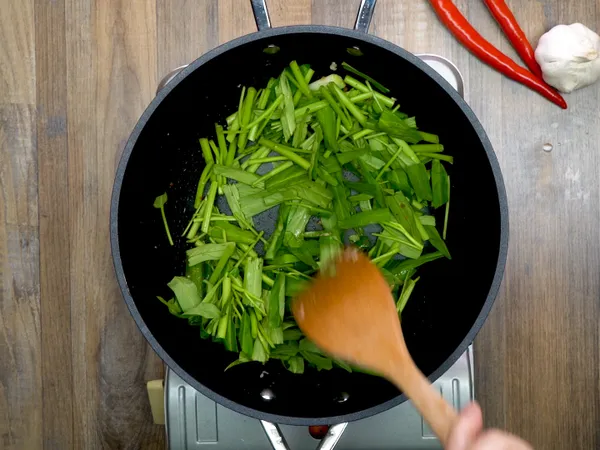 放入空心菜、8分熟的牛肉片，拌炒均勻。