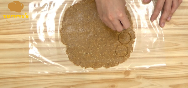 拿掉上層塑膠袋，用模具壓圖案